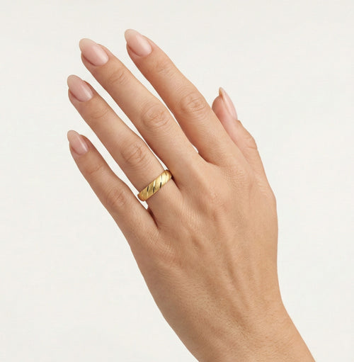 Bague de mariage détaillée en or jaune mat