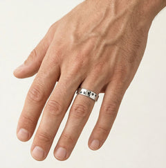 Snubní prsten z bílého zlata s diamanty