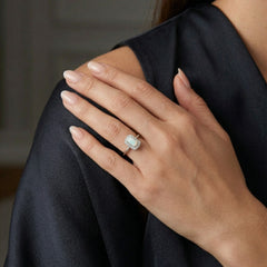 Prsten z bílého zlata s královským opálem a kubickými zirkonyv