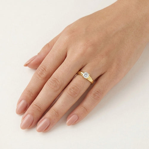 Vytesaný zlatý prsten s kubickým zirkonem