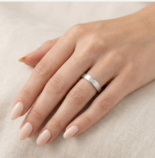 Anillo de boda de oro blanco con corte princesa