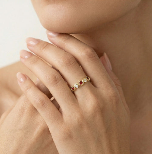 Eleganter Granat- und Zirkonia-Goldring