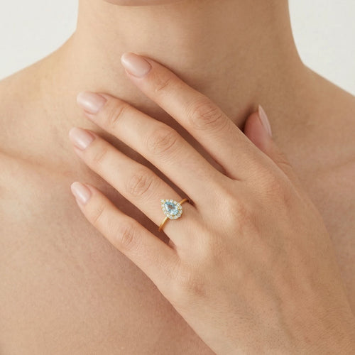 Prsten s modrým topazem broušeným do hrušky