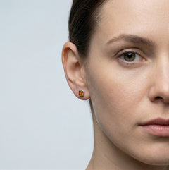 Quadratische Ohrstecker aus Honigbernstein