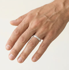 Snubní prsten z bílého zlata s vysokým leskem a matným povrchem