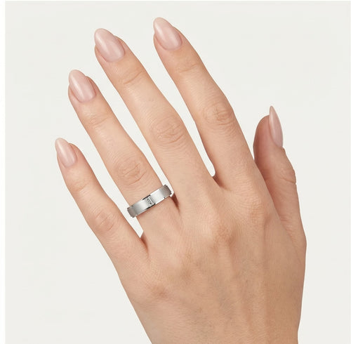 Anillo de boda de oro blanco con engaste de bisel y piedra de corte baguette