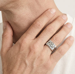 Stříbrný pánský prsten s liniovou  úpravou