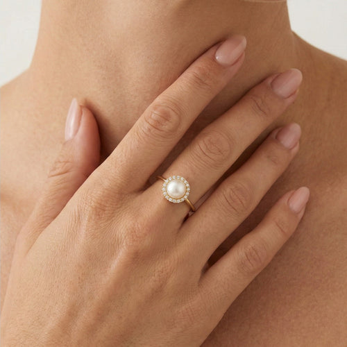 Bague avec perle et halo.