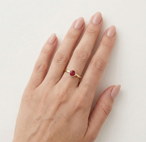Bague en or rose avec rubis rond