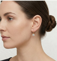 Zlaté náušnice posazené v 6 krapnách