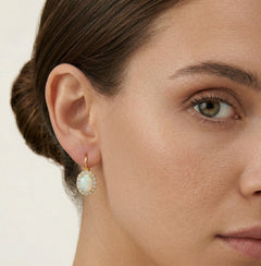 Pendientes de ópalo blanco ovalado con halo