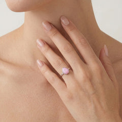Anillo de ópalo rosa en forma de pera.