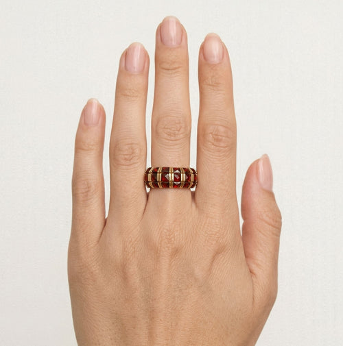 Stylish yellow gold ring with garnets