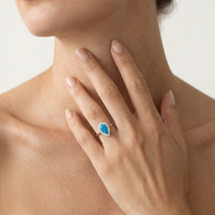 Bague en opale bleue en forme de goutte