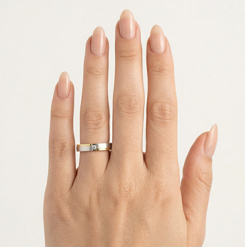 Anillo de boda elegante en oro blanco mate y oro amarillo pulido