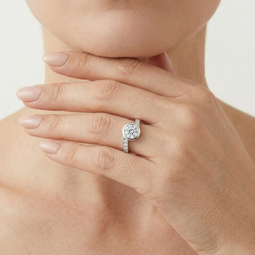 Ring aus Weißgold mit Zirkonia in Zargenfassung und Akzent-Zirkonia