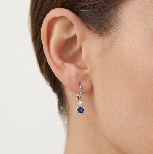 Boucles d’oreilles élégantes en or blanc avec saphirs et diamants