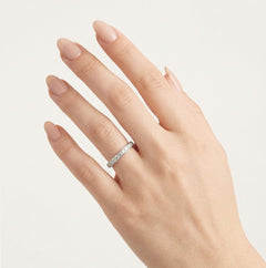 Snubní prsten z bílého zlata s hrotem a kameny