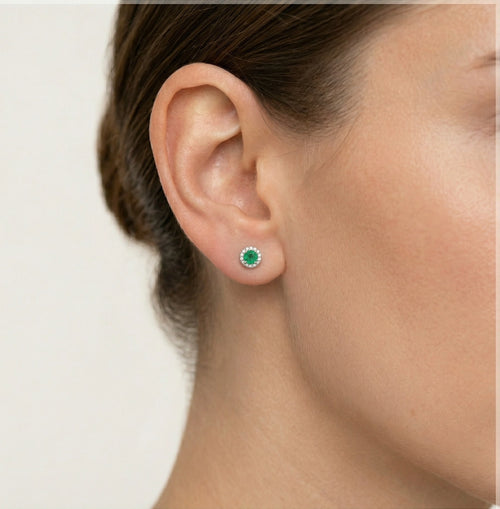 Pendientes de plata tipo stud con esmeralda sintética redonda