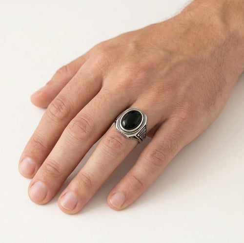 Pánský stříbrný prsten s oválným onyxem
