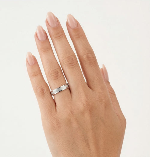 Bague de mariage en or blanc avec bande mate.