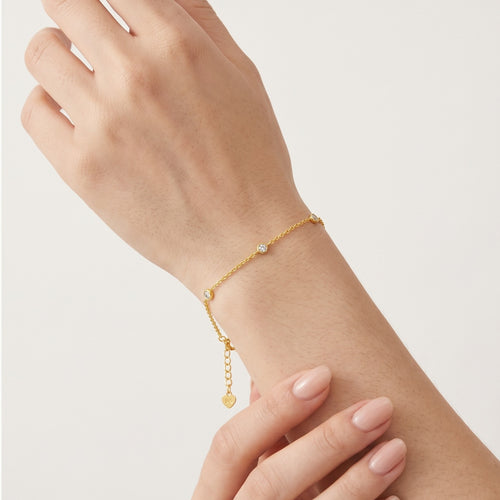 Bracelet chaîne plaqué argent avec trois zirconiums