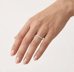 Anillo de boda media eternidad de oro blanco.