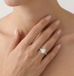 Bague torsadée en opale blanche brillante.