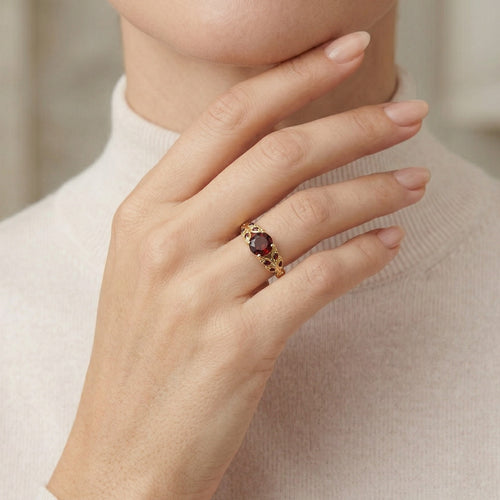 Anillo elegante de oro amarillo con granate redondo