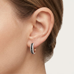 Pendientes de oro rosa brillantes con diamantes negros y blancos