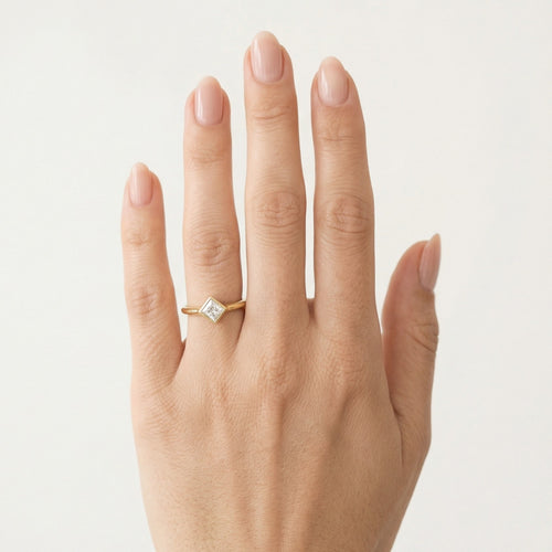 Anillo de oro amarillo con circonita cúbica en forma de rombo