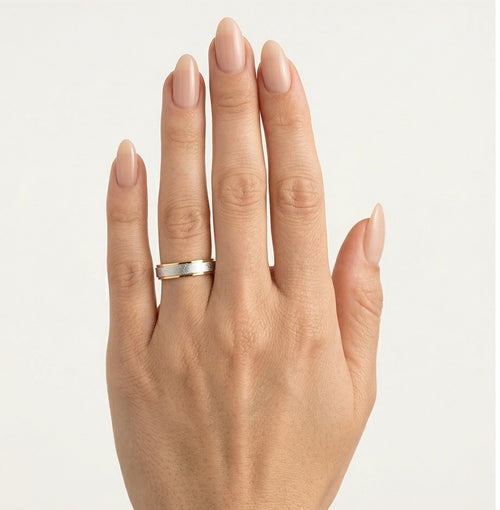 Hochglanzpolierter Trauring aus Gelb- und mattiertem Weißgold