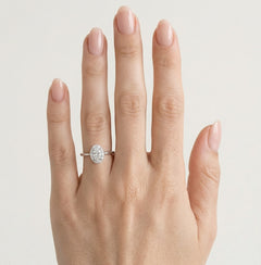 Prsten s oválným broušeným kubickým zirkonem z bílého zlata