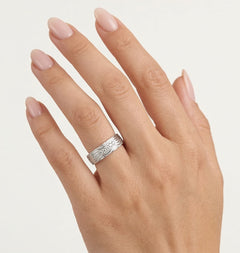 Snubní prsten z bílého zlata se vzorem vln