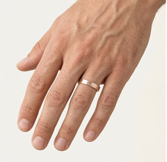 Bague de mariage en or rose avec ligne en rhodium blanc