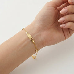 Zlatý náramek s květinami a destičkou