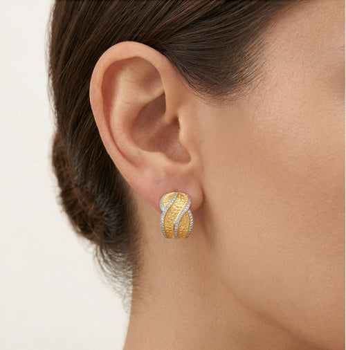Wavy yellow gold earrings