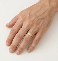 Klasický snubní prsten z růžového zlata s vyřezávanými liniemi