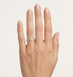 Klasický snubní prsten z bílého zlata s kameny