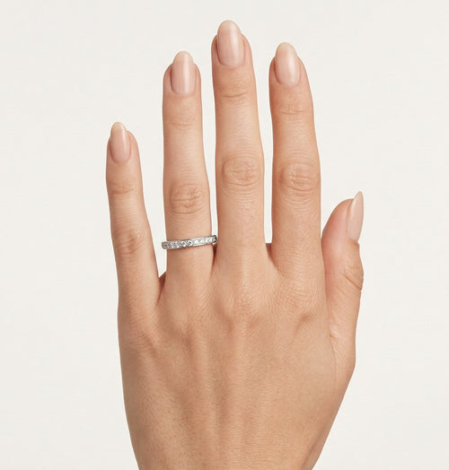 Klasický snubní prsten z bílého zlata s kameny