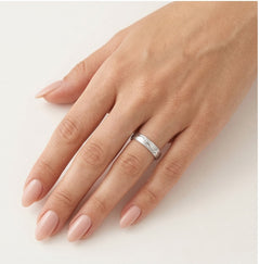 Anillo de boda de oro blanco con línea curva