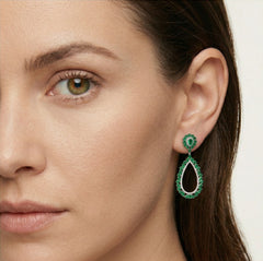 Boucles d’oreilles clous pendantes en argent avec émeraude synthétique