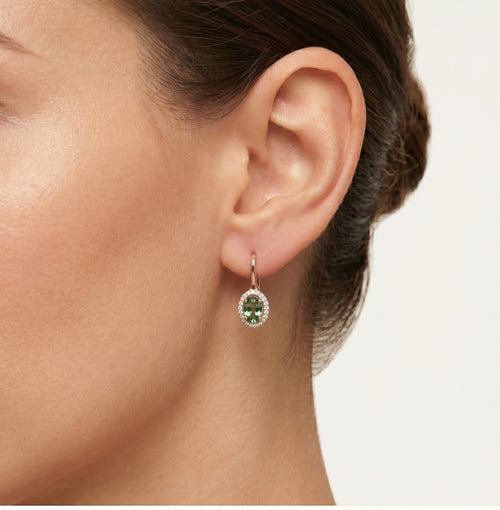 Pendientes de zafiro ovalado con halo de diamantes.