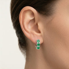 Boucles d’oreilles en jade serties en canal