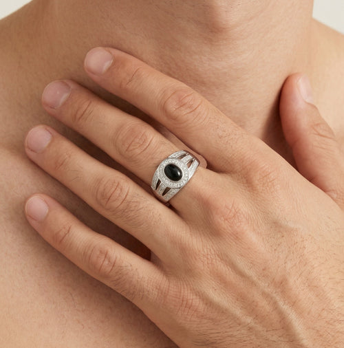 Pánský prsten s oválným onyxem v  rámečku