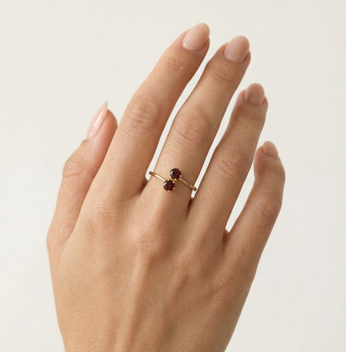 Anillo de oro amarillo con dos esferas de granate