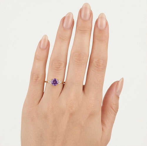 Anillo de oro amarillo con amatista y circonia cúbica