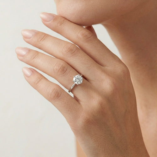 Bague effilée en or blanc avec zirconium cubique rond