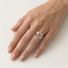 Stříbrný prsten s kulatou perlou v květinovém vzoru