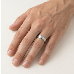 Leštěný snubní prsten z bílého zlata s kameny nebo bez nich